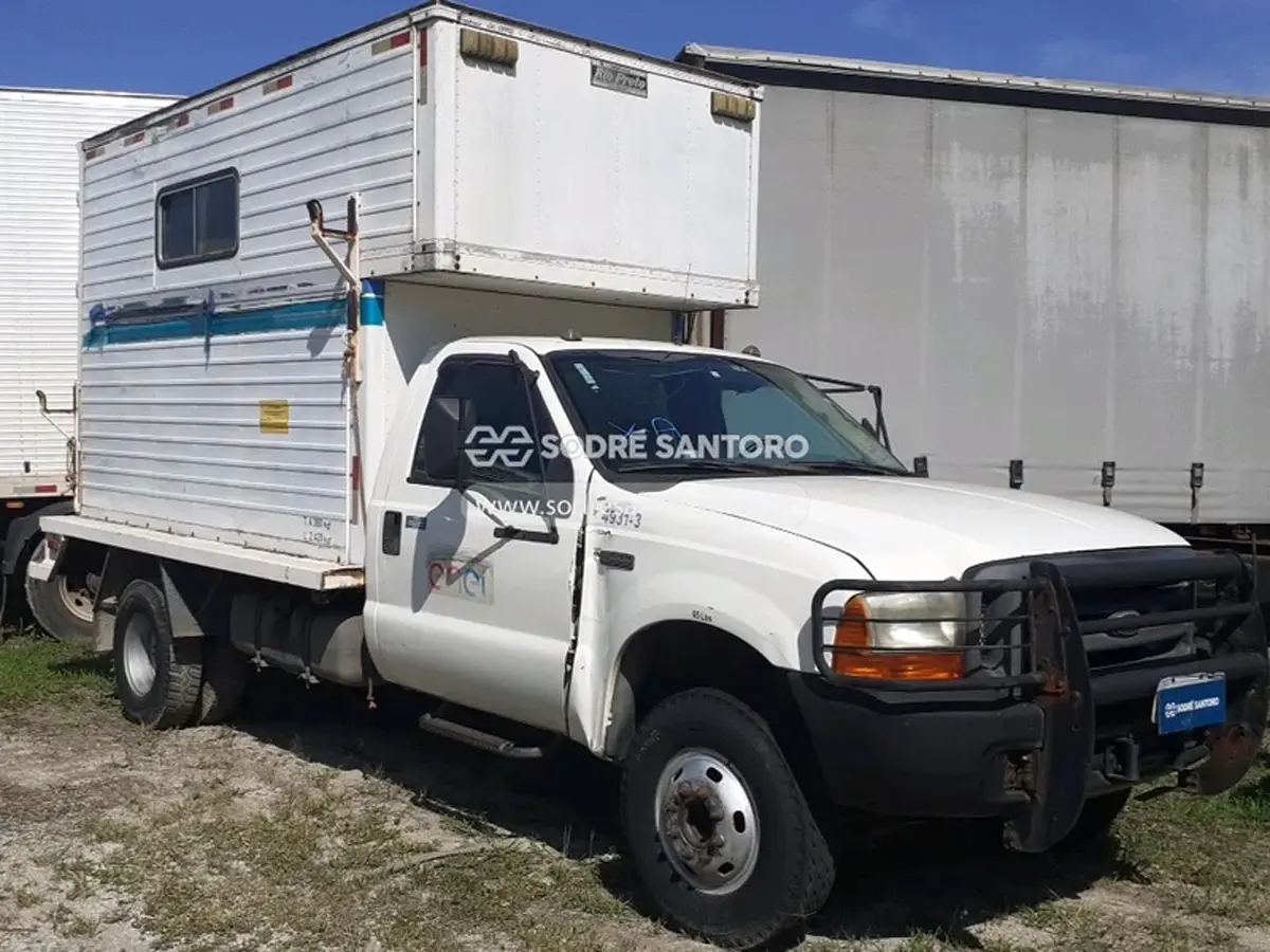 17 Ford F4000 a partir de 28 mil Reais no leilão de companhia elétrica