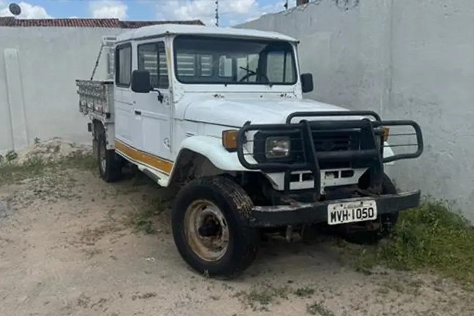 Toyota Bandeirante, Trator, Sprinter, L200 Triton e Outros Veículos no Leilão de Prefeitura