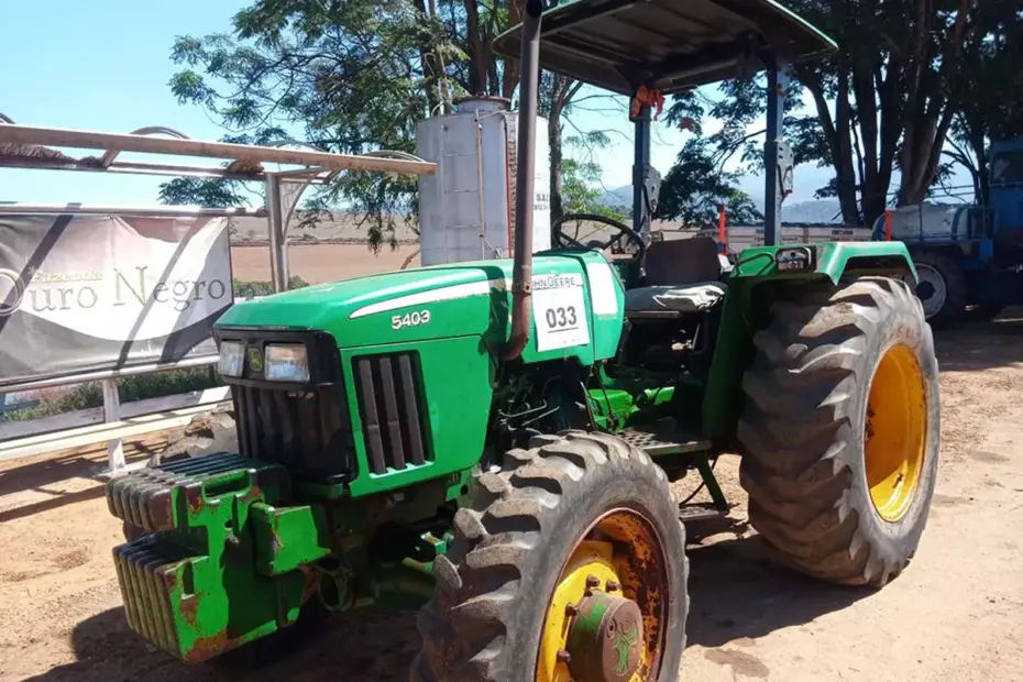 Tratores John Deere e New Holland, Caminhões Mercedes e Volkswagen no leilão de Construtora