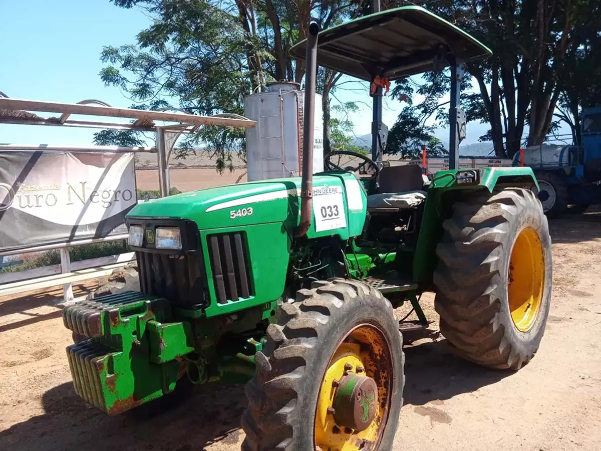 Tratores John Deere e New Holland, Caminhões Mercedes e Volkswagen no leilão de Construtora