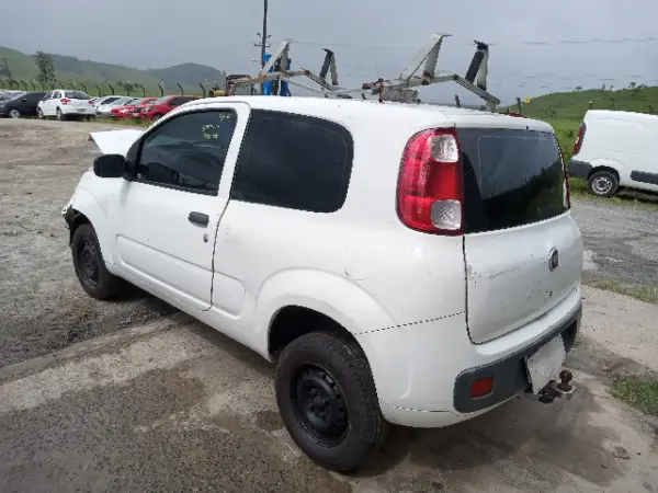 Fiat Uno Vivace leilão de banco