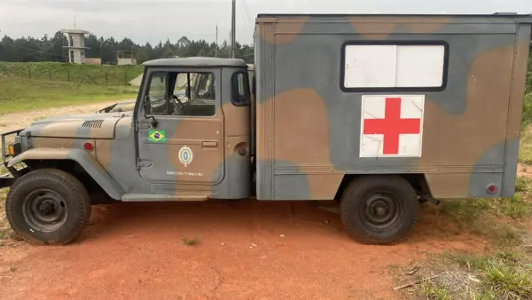 leilão de veiculos militar exercito  Toyota Bandeirante Ambulância 1998 1