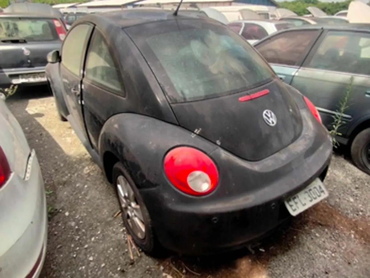 Volkswagen Beetle, Jetta, Golf, Toyota Corolla e outros veículos no leilão municipal de trânsito