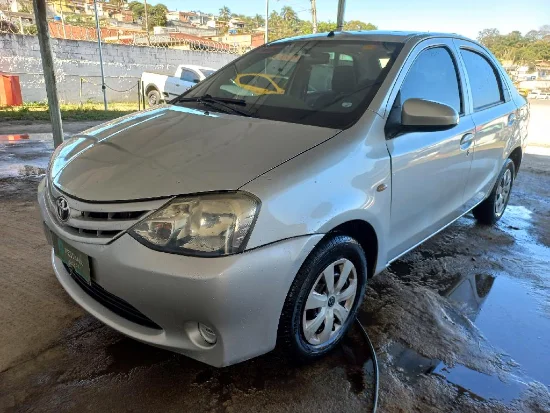 Toyota Etios SD X 2015 leilão de carro retomado de finaciamento