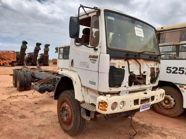 Leilão da Camargo Corrêa tem Caminhões Mercedes com Munck e Tratores