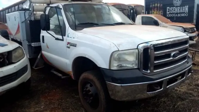 Leilão de Companhia elétrica tem Caminhões Ford F4000, Toyota Hilux, Motos e Carro Popular