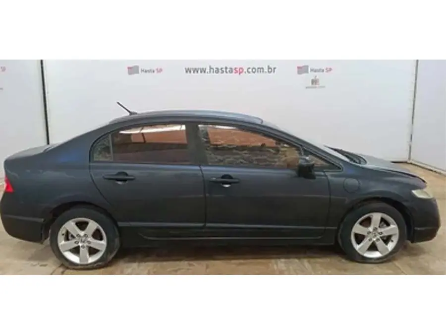 Honda Civic a partir de 3 mil e Volkswagen Golf a por 2 mil reais no leilão de trânsito