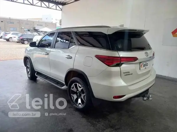 toyota-hilux-leilao-veiculos-oportunidade-investir-renda-extra