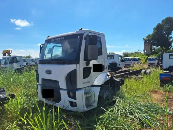 Caminhão Ford Cargo 2429 leilão frota empresa de logistica