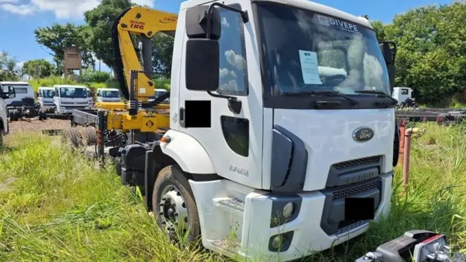 Leilão de empresa de logística tem caminhões Munck e Basculante