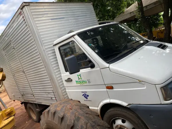 Caminhão Iveco Dailly leilão veiculos de prefeitura