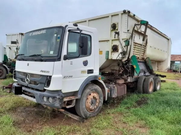 Caminhão Mercedes Benz Atengo leilão empresa do agronegocio