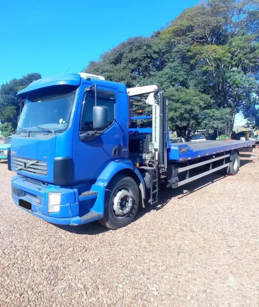 Caminhão Volvo com Munck leilão veiculos de frota