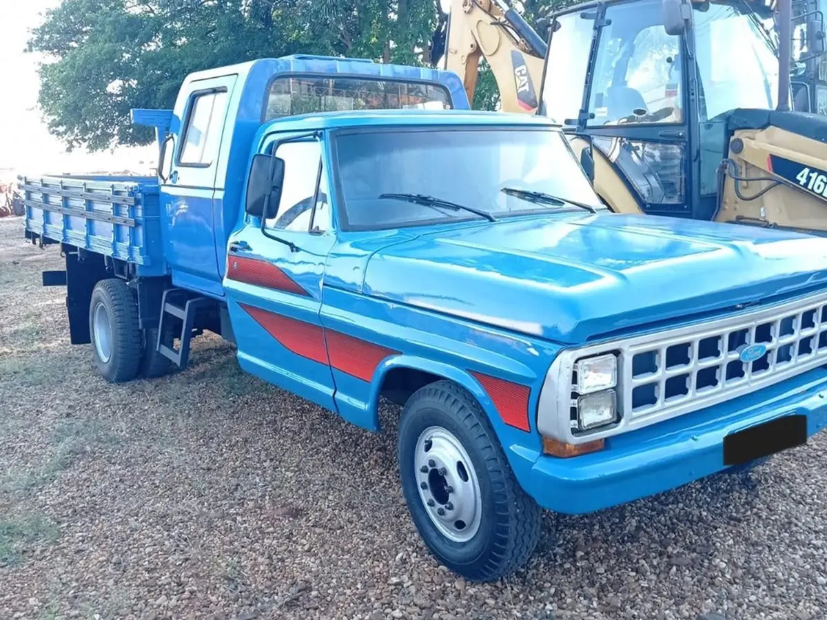 Leilão de empreteira te Ford F4000, Caminhão Volvo com Munck e outros veículos