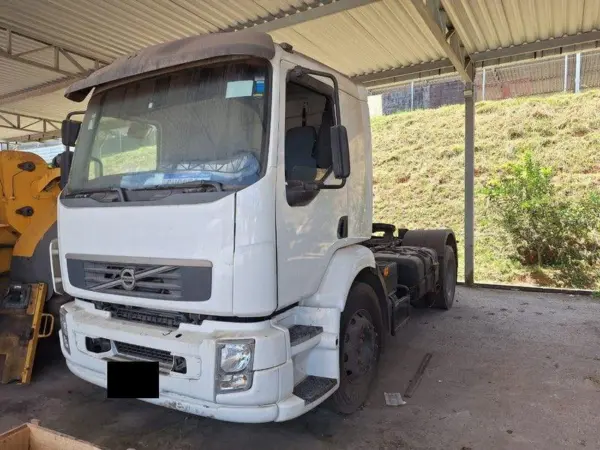 Cavalo Mecanico Volvo VM 330 leilão frota empresa de logistica