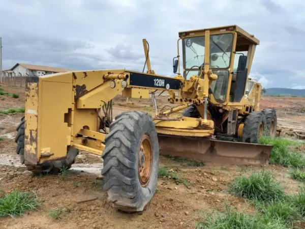 Motoniveladora Caterpillar 120H 6x4 leilão empresa do agronegocio