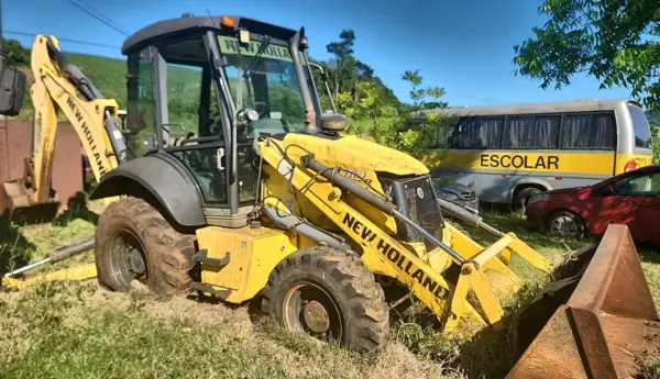 Retro Escavadeira New Holland leilao de prefeitura