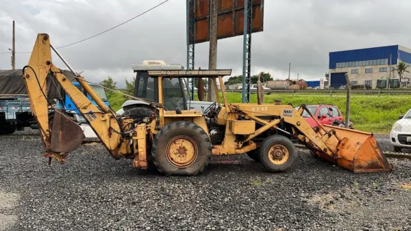 Retroescavadeira Massey Fergunson leilão de veiculos particular