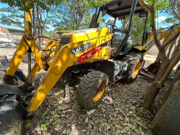 Retroescavadeira Randon leilão veiculos de frota prefeitura