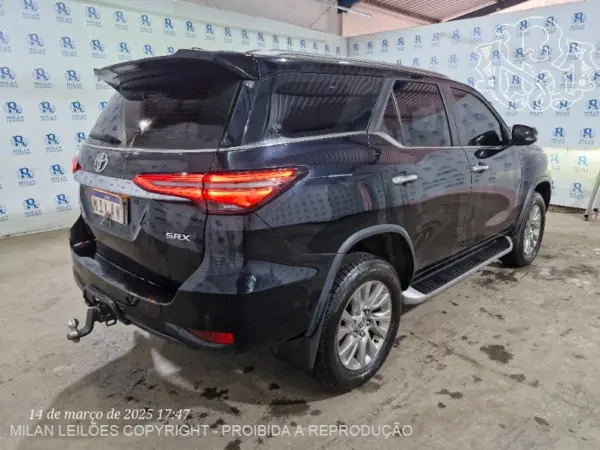 Toyota Hilux SW4 SRX  2022 leilão de veiculos retomado finciamento