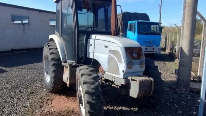 Leilão de epresa tem Trator Agrale, Quadriciclo Retro escavadieta e outros veículos