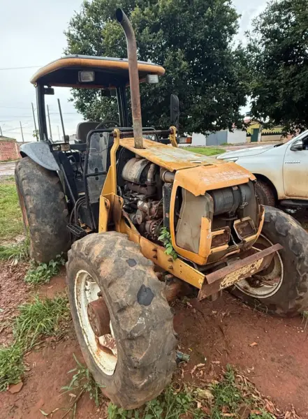 Trator Valtra 4x4 leilão veiculos de prefeitura