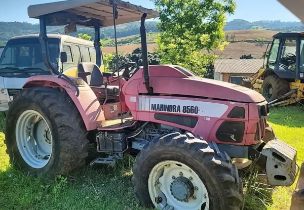 Trator de Pneus Mahindra 8560 leilao de prefeitura