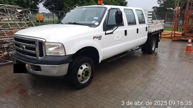 Caminhão Carga seca Ford F4000 Leilão de construtora tem Caminhões Ford F4000 Mercedes Benz Axor e caminhonetes