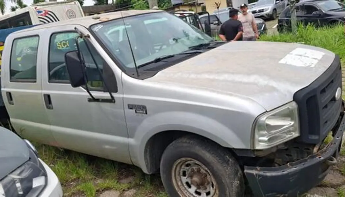 Caminhão F350, carros, vans e Quadriciclo no leilão de prefeitura