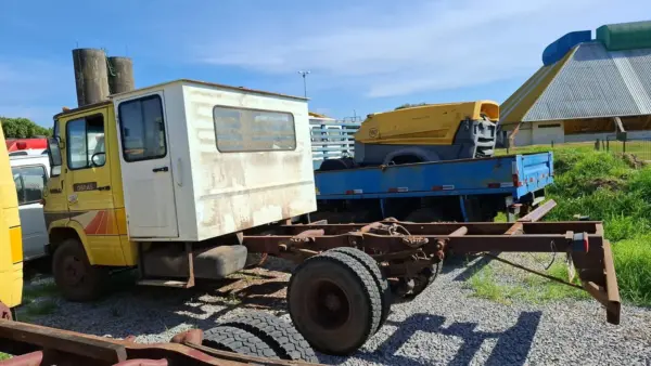Caminhão Mercedes Benz leilão veiculos prefeitura