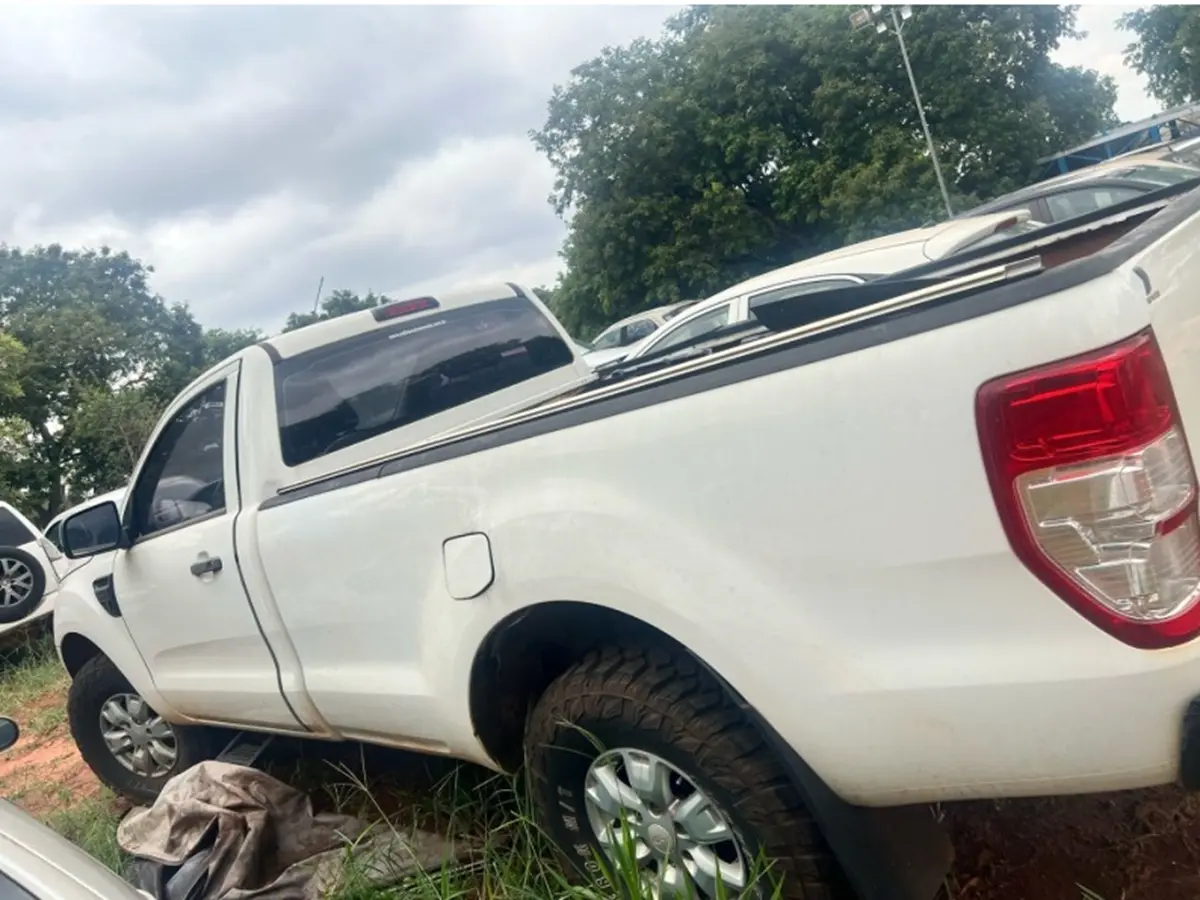 Caminhão Mercedes e Scania caminhonetes e carros no leilão do Ministério da Justiça