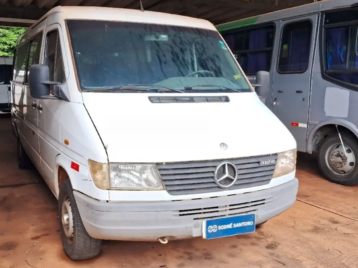 6 Kombi Sprinter e outras vans e Furgão no leilão de universidade