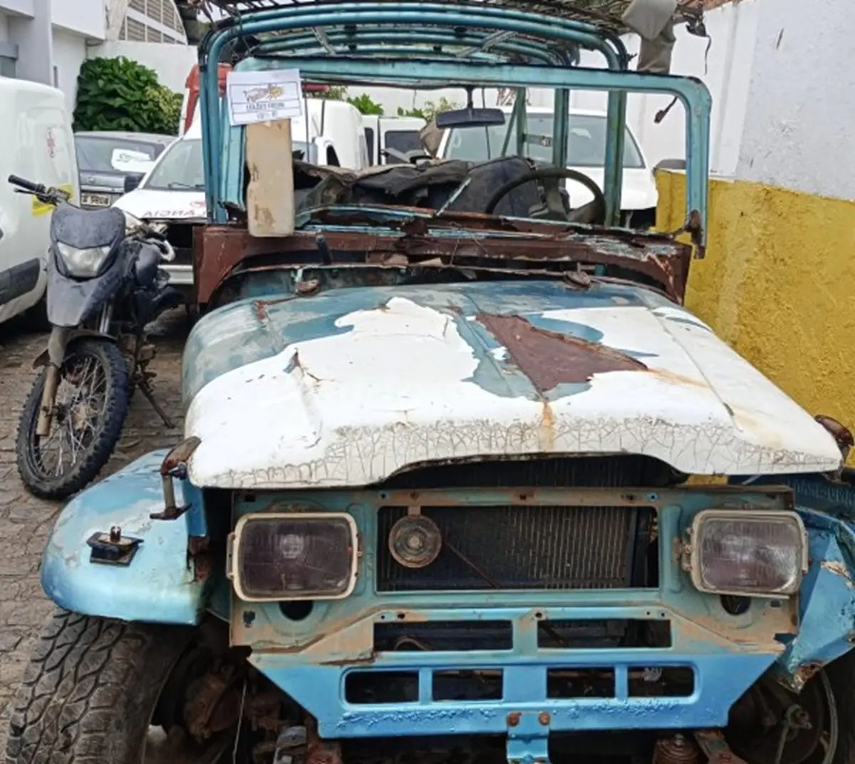Leilão de prefeitura tem Toyota Bandeirante, Sprinter e XRE a partir de 5 mil reais