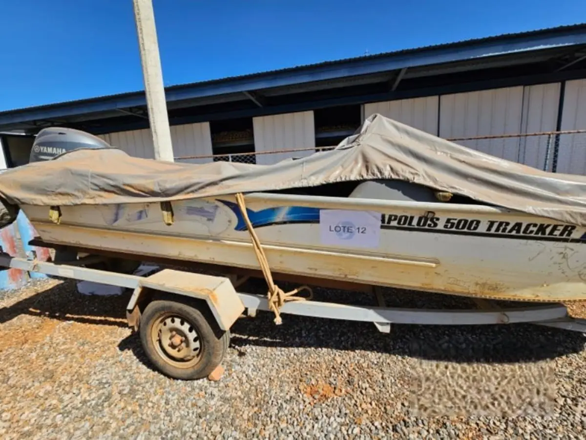Leilão da Companhia de Saneamento tem Barco com Moto 40HP assim como Caminhão Mercedes e Trator