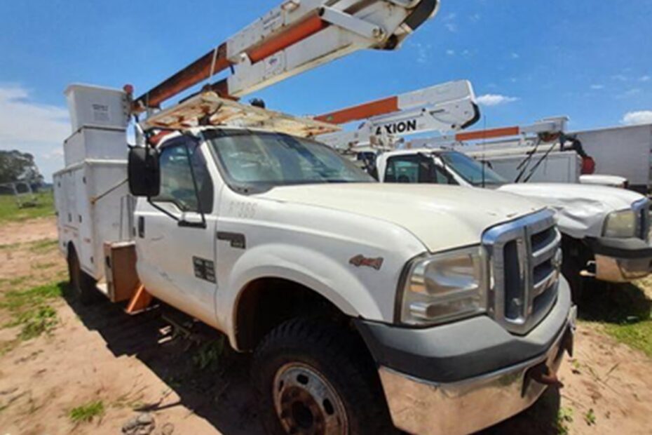 Caminhões Ford F4000 4x4 e Volkswagen Worker