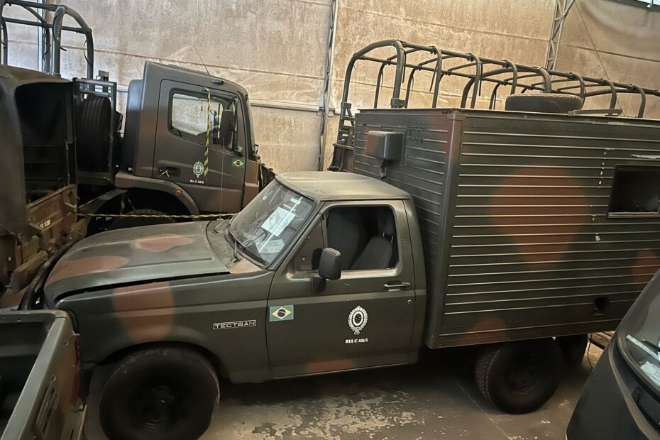 Caminhonetes Ford F1000, Land Rover Defender e Picapes Leilão do Exército