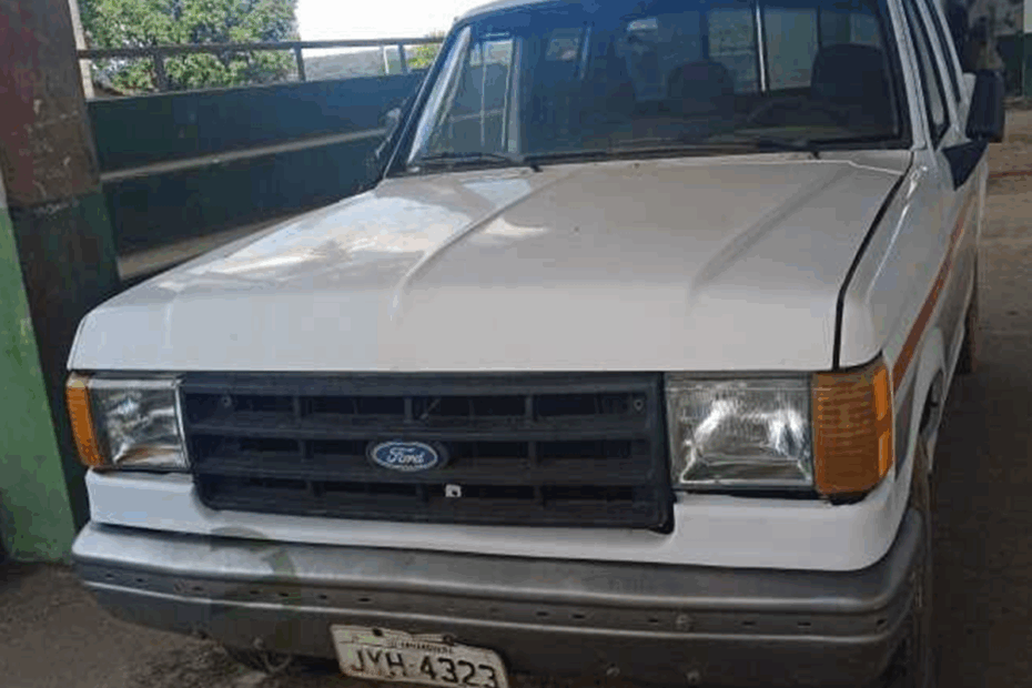Leilão de Prefeitura tem Ford F1000, Trator e Outros veículos