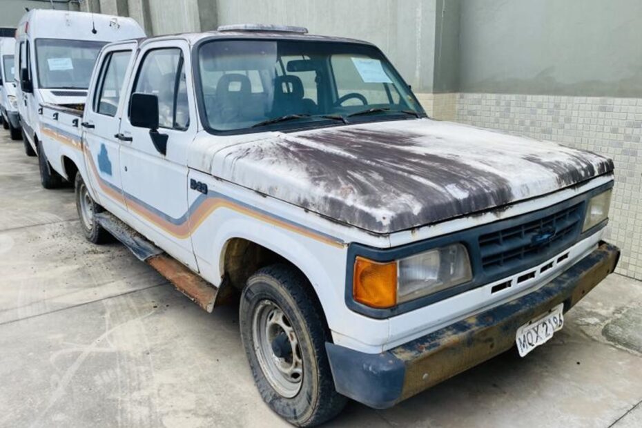 Caminhonetes D20 e Bandeirante asim como Sprinter e outros veículos e matérias no leilão do Governo estadual