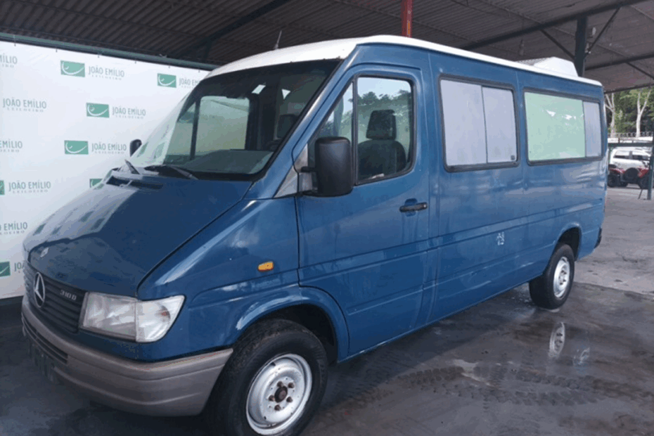 Leilão da FAB oferece Sprinter, Chevrolet S10 e Mini Trator