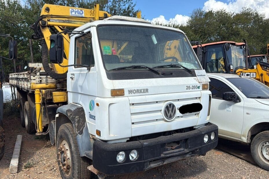 Leilão de empreiteira tem Caminhão Munck, Caminhonetes e equipamento