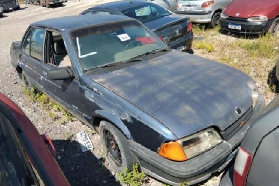 Carros Clássicos como Monza Tipo e Gol Quadrado leilao detran