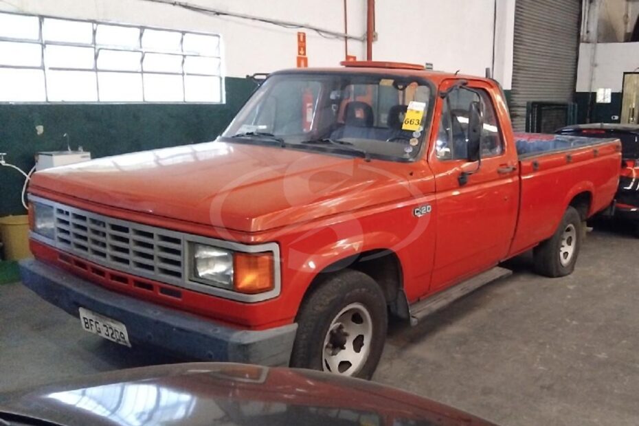 Caminhonetes Ford F100, Ranger, GM D20 e Fiat Strada no leilão de veículos da prefeitura de São Paulo