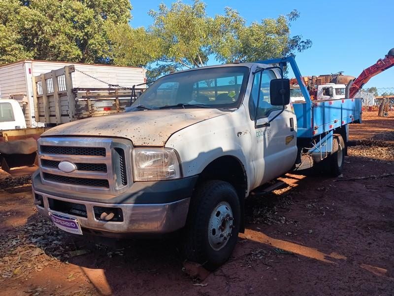 Leilão do Agronegócio tem Caminhão Ford F4000 e Trator com implementos agricolas
