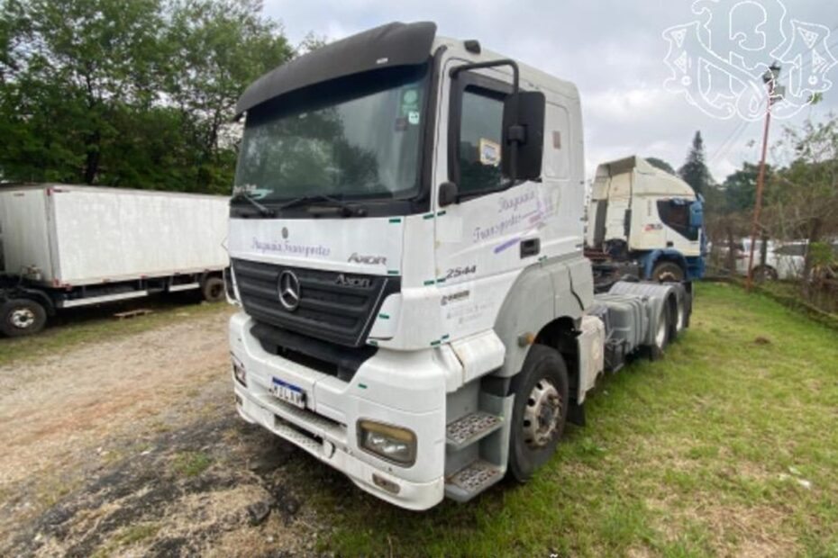 Caminhões Mercedes Benz no leilão de veiculos retomados de finaciamento