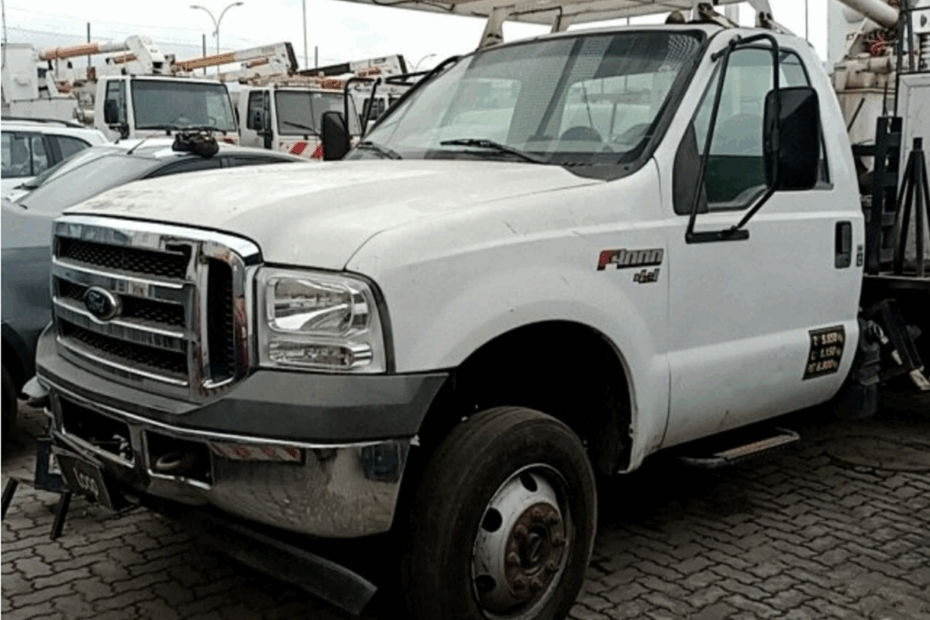 Caminhões Mercedes e Ford F4000 no leilão de Frota