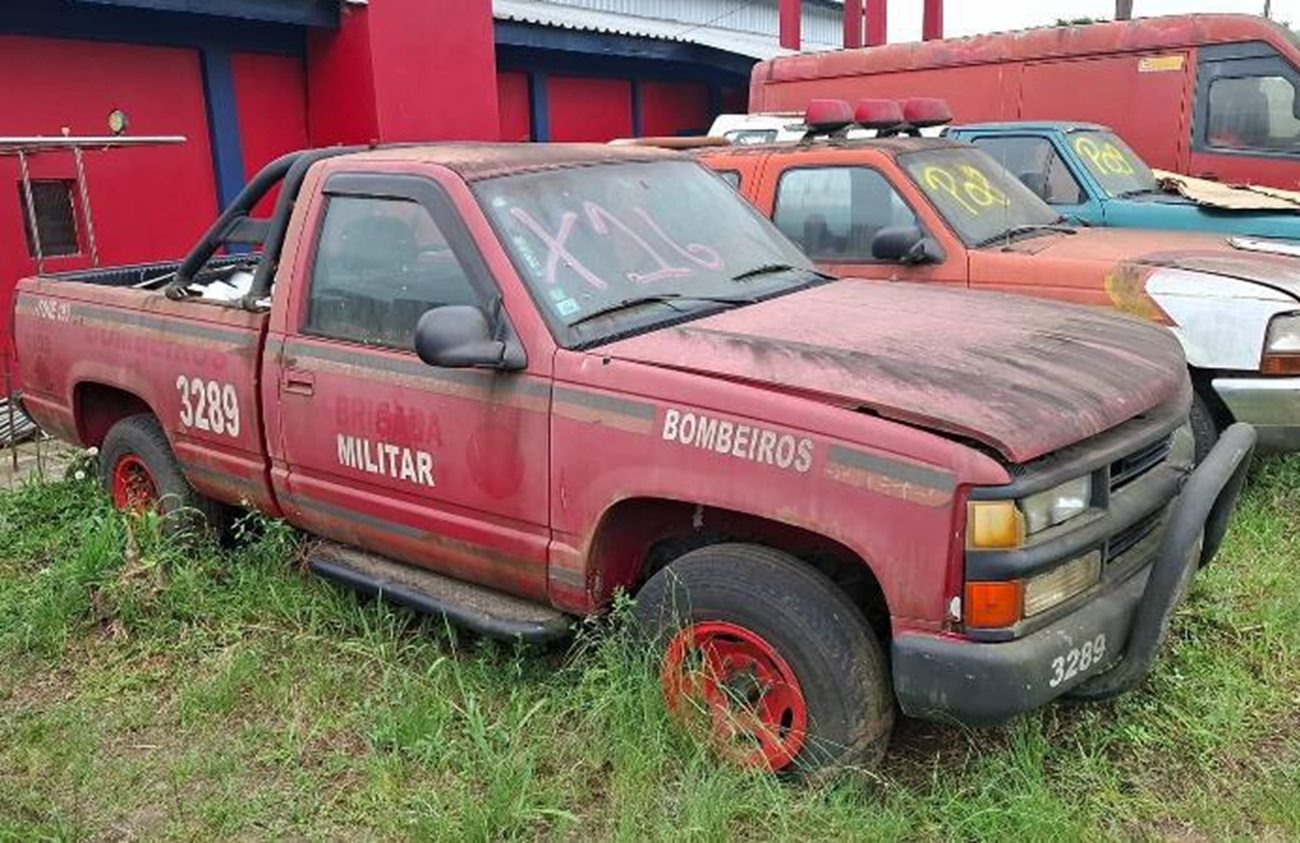 Caminhonetes Ford F1000 e GM Silverado leilão dos Bobeiros