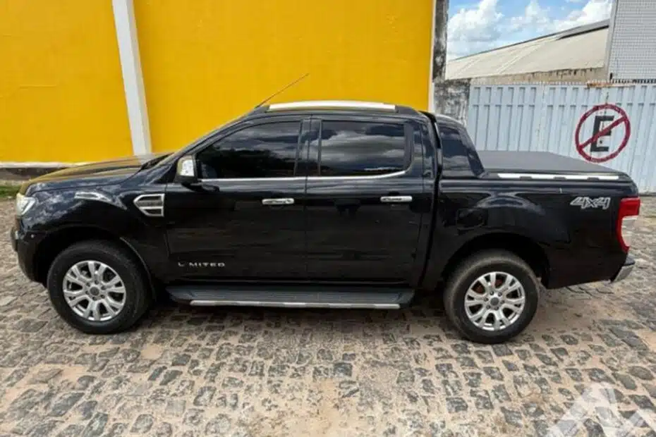 Caminhonetes carros e tratores no leilão de prefeitura