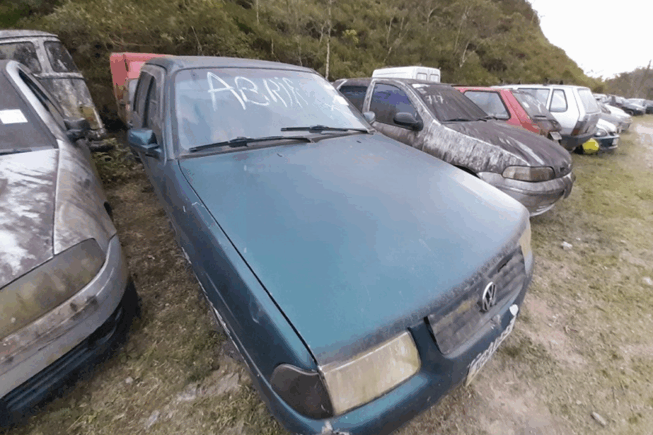 Carros classicos como Volkswagen Santana, FuscaLeilão do Detran