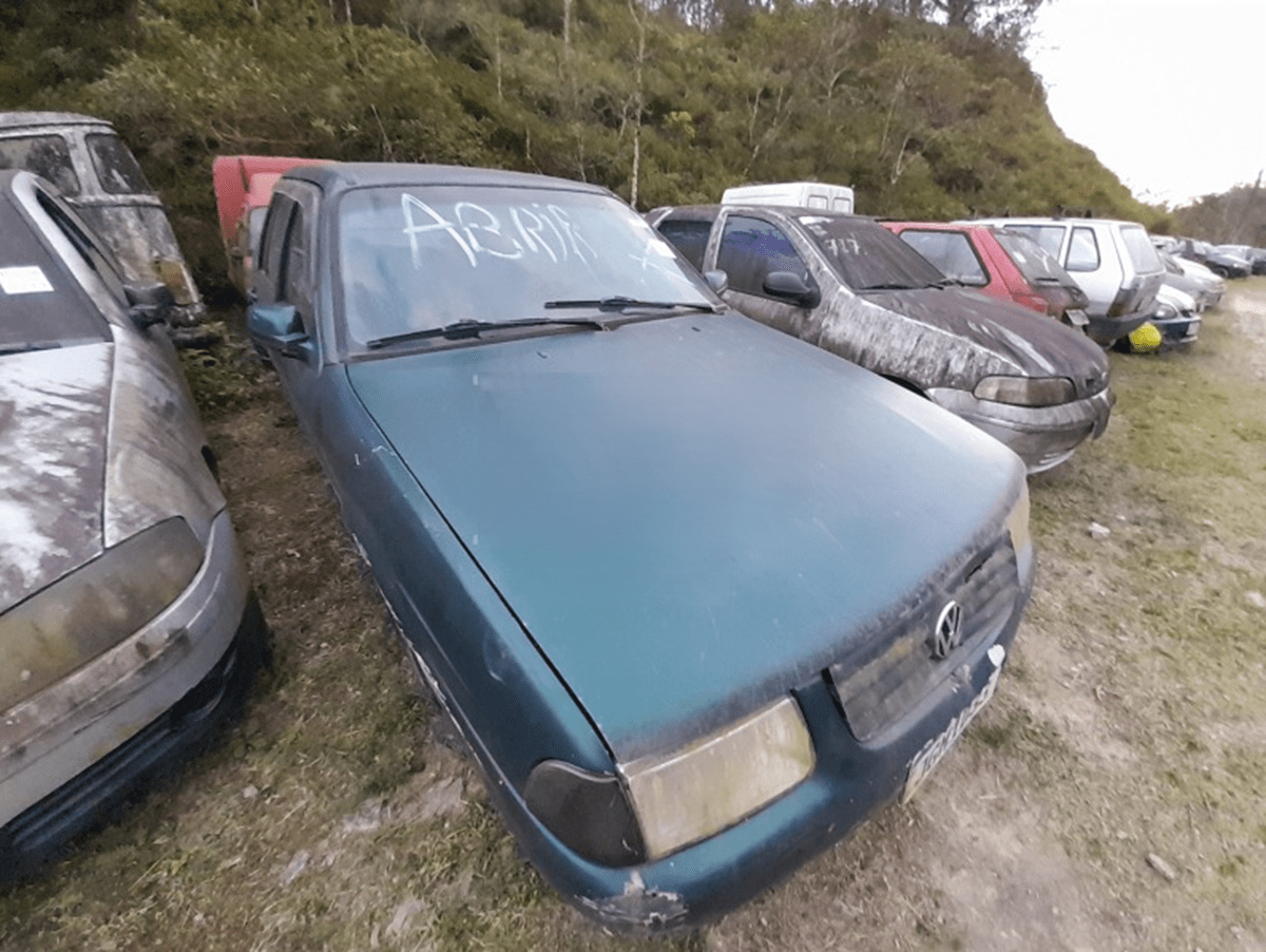 Carros classicos como Volkswagen Santana, FuscaLeilão do Detran