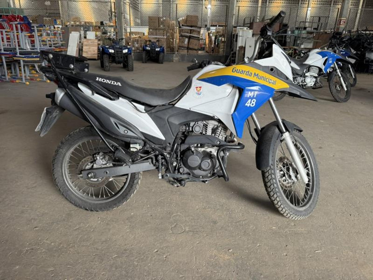 Carros como Spin, Caminhonetes e Motos Honda XRE leilão de Prefeitura